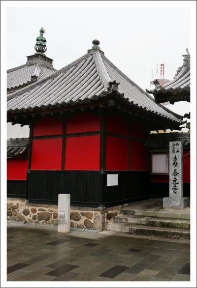 Solitary Journey ［1588］ 深紅に塗られた壁はひときわ強烈な印象を与え、赤壁寺とよばれています。＜合元寺・中津城＞大分県中津市