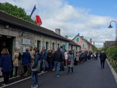 Giverny は入園するのが大変。長蛇の列です。