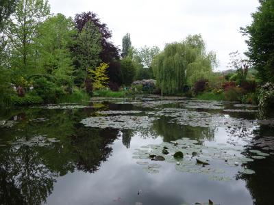 Giverny のMonetの庭園と屋敷。日本庭園は水があっていいですね。