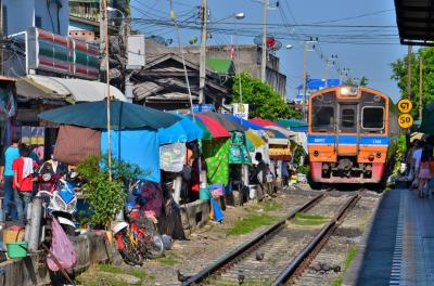 タイ　メークロンで線路の常識をちょっと変えてみる　オッサンネコの一人旅