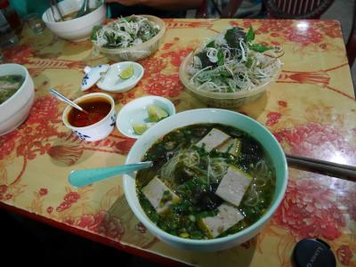 Ninh Binhのローカル市場の近くのローカル フォー屋さんで豆腐フォーを堪能。そして、面白いサービス。