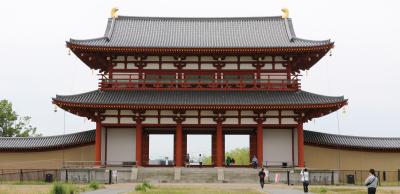 原っぱに忽然と現れる天平の朱雀門