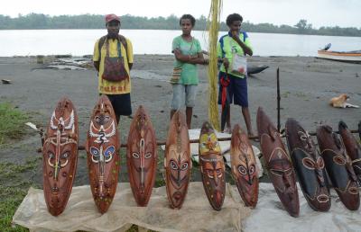 セピック川の人々：　ニューギニア一周クルーズ（５）