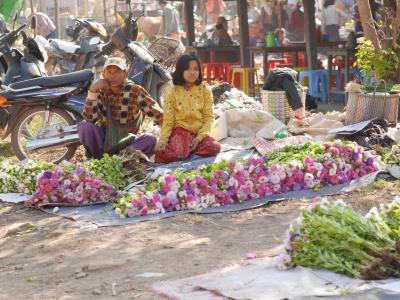 インレー湖、バガンで出会った花屋さん、あるいは花売り少女。