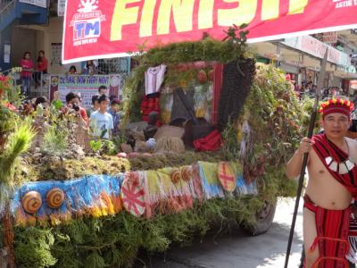 ルソン山紀行（３２）バナウエイの祭、山車の行列。