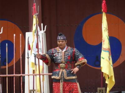 世界文化遺産水原華城(その2　水原華城行宮前でのパフォーマンス)