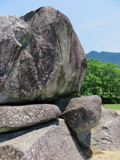 明日香4/7　石舞台古墳　巨石が30も積まれ　☆夢市茶屋：古代米御膳の昼食