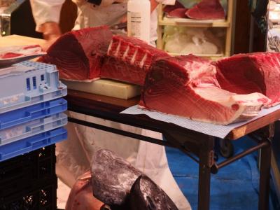 ひさしぶりにマグロの解体ショー見ました