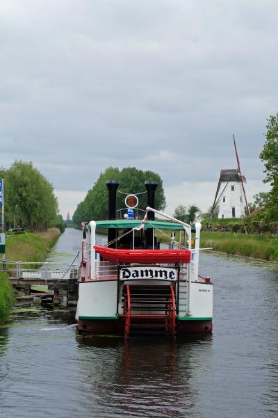 晩春のベルギー旅行（22）ブリュージュの街外れまで歩き、のんびりした運河クルーズでビールを飲みながらダムを往復し、小さな村を楽しむ。