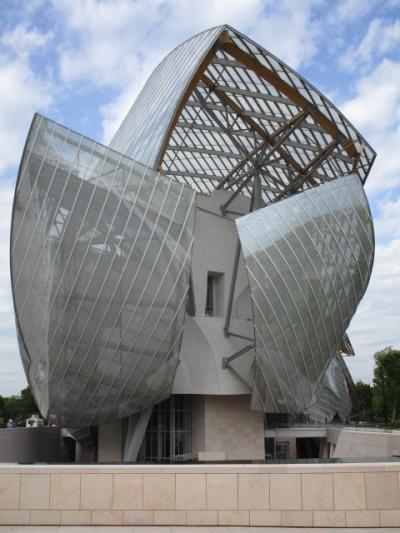 ルイビトン財団の建物は、一見の価値有り!