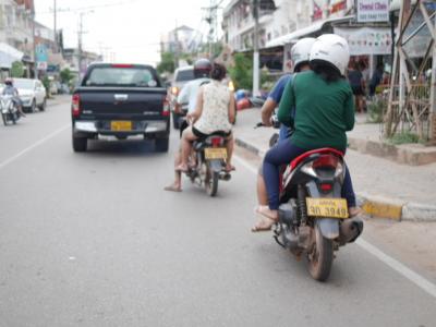 ビエンチャンの街を、レンタルバイクでプチツーリング。ローカルマーケットに迷い込む。