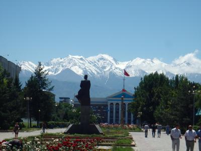 中央アジア8日間+αの旅(6)キルギスのビシュケクの町を散策したら国境越えてアルマティへ移動