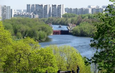 Russia　ロシアのんびり旅行3 モスクワ③　郊外のコロメンスキー公園へ　　～ミツバチばあやの冒険～