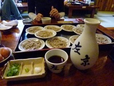 出石皿そばを賞味する