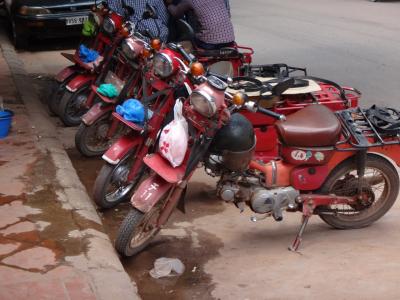 カンボジア　シェムリアップで郵政カブ大活躍