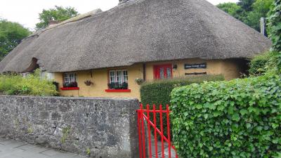 藁葺き屋根がたまらなく可愛い小さな村・・・アデアＡｄａre・・・レンタカーで走るアイルランド