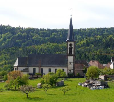 2015.4ライン・アルザス旅行21‐アルザスの小さな村　Bergheim Thannenkirch　を通過しオー クニクスブール城に向かう