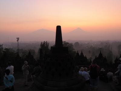 インドネシアの旅（４）・・世界最大の仏教遺跡ボロブドゥールの日の出を訪ねて