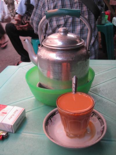 2015 ヤンゴン最後のシメは道端のきったない店でおいしいお茶飲んで、帰路便は１８０度反転したようにＡＮＡビジネスクラス！
