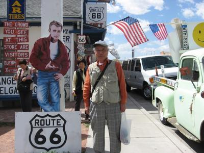 アメリカ大陸横断バスの旅(4)　66歳の誕生日に、ルート66「旧国道66号線」（アリゾナ州）に立つ