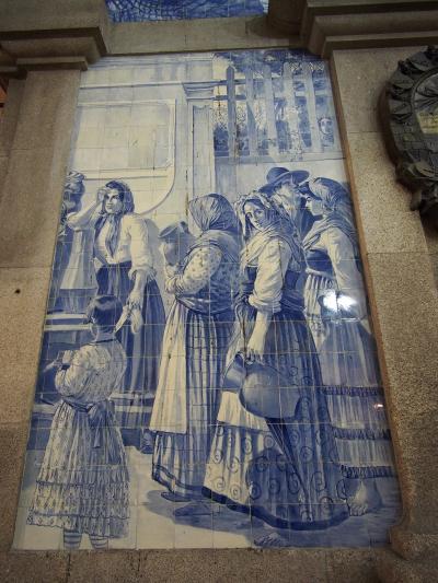 ドゥロ川と橋とアズレージョに彩られた旧市街と −ポルト