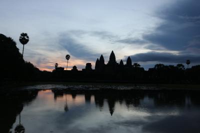 カンボジア  :   シェムリアップ   朝焼けの  アンコールワット