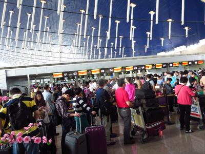 台風と追いかけっこの帰国05★上海★今までで一番混んでた浦東空港