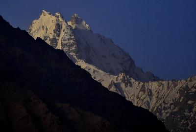 パミール高原縦断　山と花と人と　4ヤン村からランガールへ、ヤン村の朝の風景、アフガニスタンの高峰など