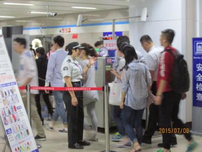 上海の看一看１２・地下鉄駅安全検査、ディズニーストア