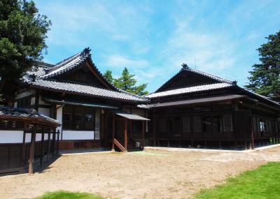 中島知久平邸の立派な邸宅と、広い庭に大きな木とベンチ/群馬・太田