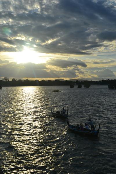 ニャウンウーからマンダレーへ移動　バイクタクシーに拾われウーベイン橋で夕陽を見る