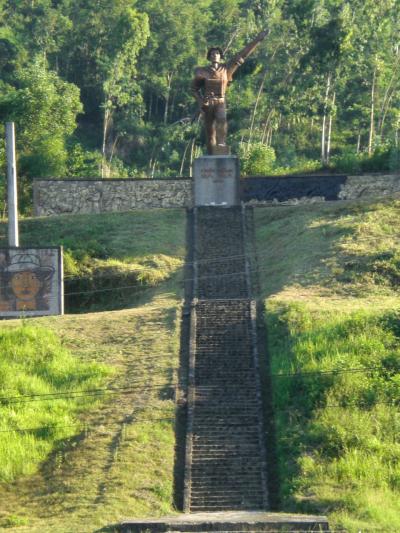 ベトナム戦争当時の激戦地クァンガイの慰霊碑を訪ねました。