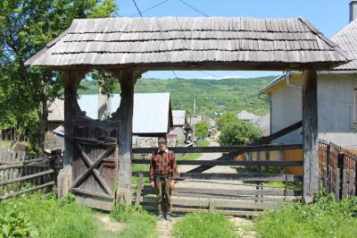 ROMANIA 9  ﾎﾟｲｴﾆ村2　生き残った木造家屋巡り　Poienile Izei