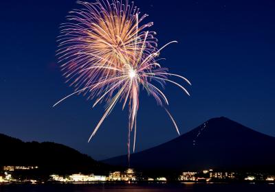 富士山麓の夜空に大輪の花が咲く　～河口湖湖上祭花火大会～