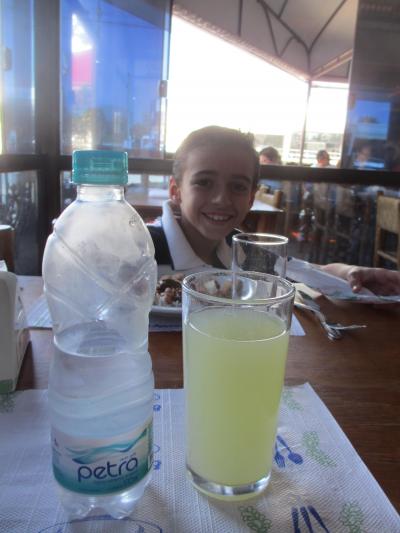 ミネラルウォーターを１本注文しただけなのに