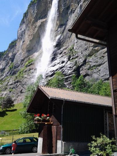 スイス・落差３００ｍ　シュタウプバッハの滝 (Staubbachfall)【スイス情報.com】 