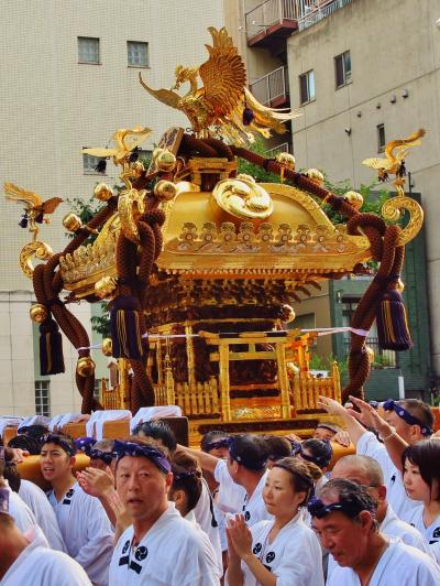 富岡八幡宮3/5　二の宮神輿の渡御　永代通りで　☆太鼓車を先導にして