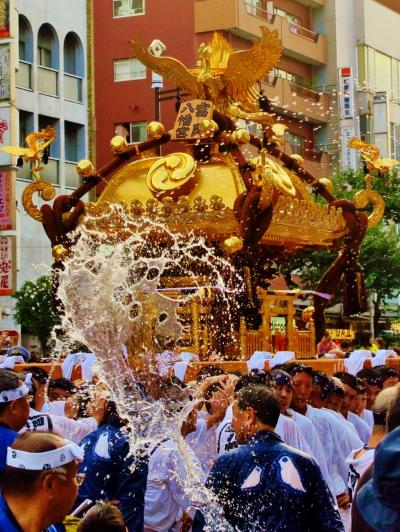 富岡八幡宮4/5　深川祭：神輿に水かけて　☆白装束もびっしょり