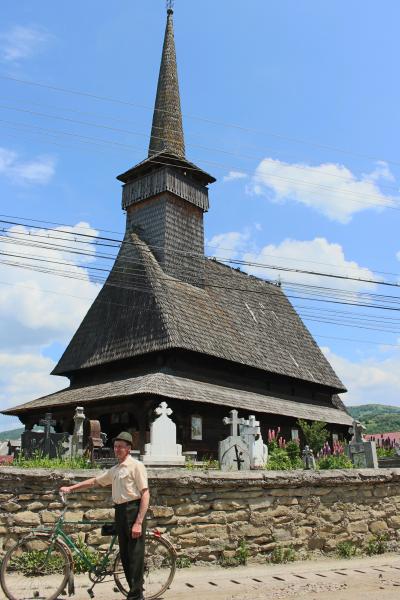 ROMANIA11 ﾎﾟｲｴﾆ村4　宿のおじさんと隣村の教会行事へ　Poienile Izei, Sieu