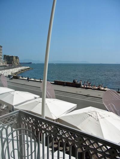 美しい紺碧の海に抱かれたナポリ　～まるでビーチリゾートなホテルだった