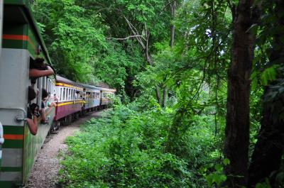 タイ旅行　ガタンゴトンっ　カンチャナブリーへ鉄道の旅。