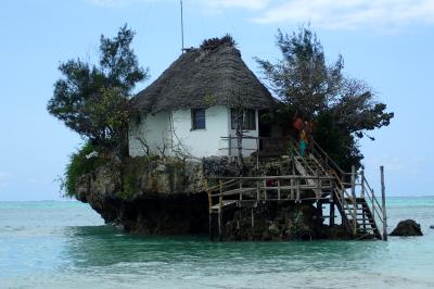 海面に浮く岩に乗ったユニークなレストランと綺麗なリゾートのビーチを満喫したザンジバル滞在(東アフリカ周遊旅行)