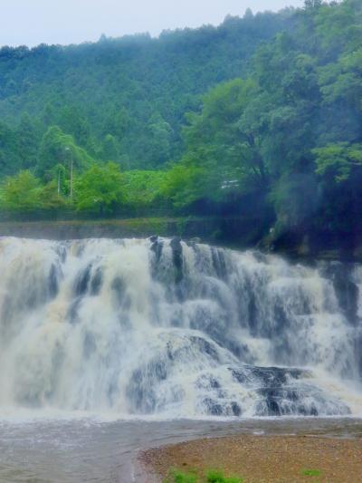 那須烏山1/4　龍門の滝；幅65ｍ高さ20ｍの大滝　☆雨上がりで大水量