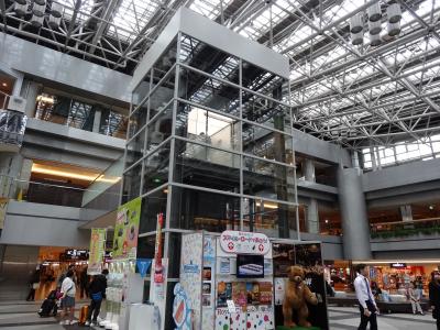 新千歳空港は大型で充実しています　　２階はチェックインカウンターなども！