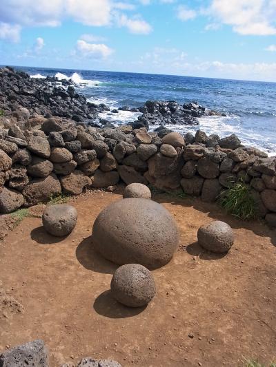 パワースポットのイースター島　倒されたモアイやら洞窟やら盛りだくさん