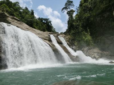 Tangdan Falls (タンガダン滝）へ3時間余を掛けて、ジプニー 、バイクタクシーそして徒歩で出かける