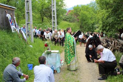 ROMANIA12 ﾎﾟｲｴﾆ村5　丘の上での十字架祭礼とお葬式 Poienile Izei