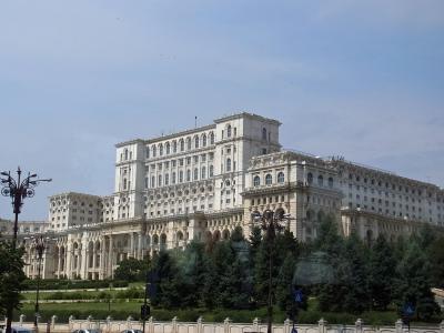ニコラエ・チャウシェスクが 宮殿として1500億円を投じて建築した「国民の館」 