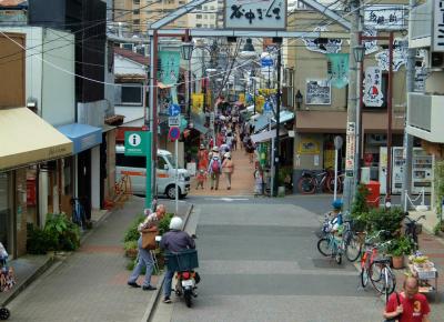 谷中を散歩−１　西日暮里から夕焼けだんだんへ