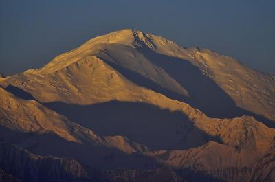 パミール高原縦断　山と花と人と　１１陸路キルギス入国後、最後の宿泊地サリタッシュへ。日没のレーニン峰、巨大な天の川、赤く映える日の出の山々。